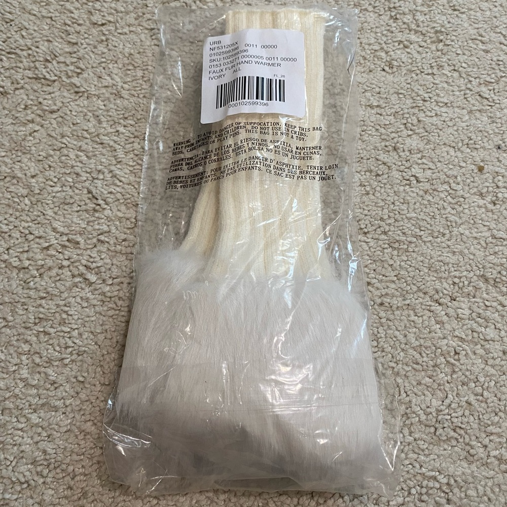 Urban Outfitters Faux Fur Handwarmer NWT - Ivory - Picture 4 of 5